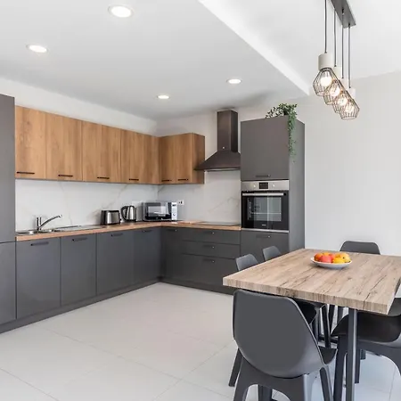 Unique Penthouse With Private Heated Jacuzzi, Close To Restaurants And Night Life Is-Swieqi Exterior photo