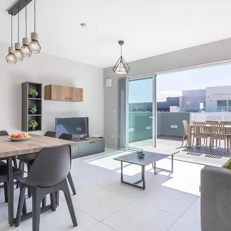 Unique Penthouse With Private Heated Jacuzzi, Close To Restaurants And Night Life Is-Swieqi Exterior photo