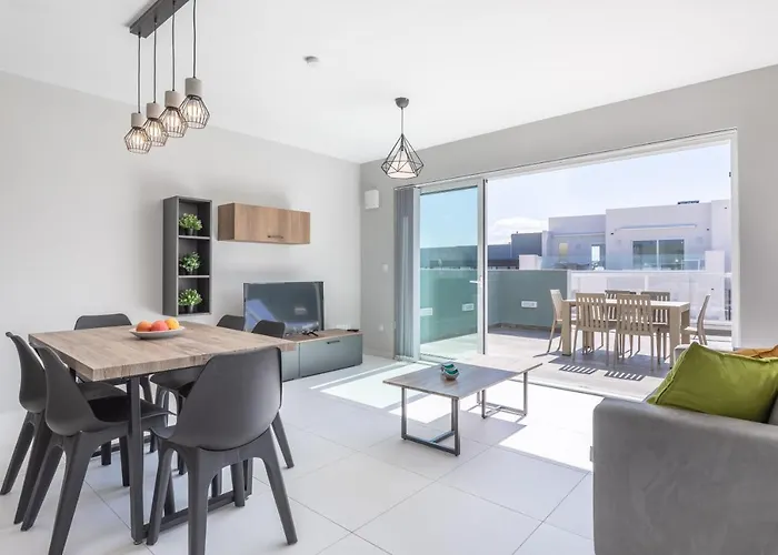 Unique Penthouse With Private Heated Jacuzzi, Close To Restaurants And Night Life
