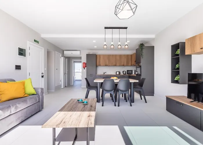 Unique Penthouse With Private Heated Jacuzzi, Close To Restaurants And Night Life