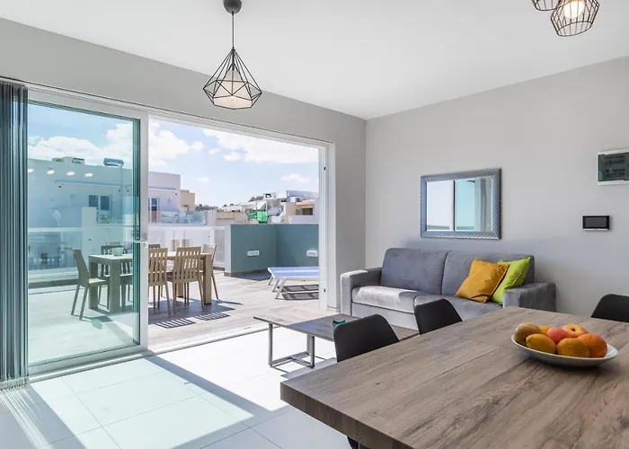 Unique Penthouse With Private Heated Jacuzzi, Close To Restaurants And Night Life