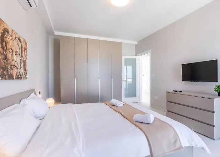 Unique Penthouse With Private Heated Jacuzzi, Close To Restaurants And Night Life