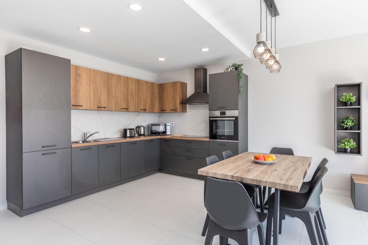 Unique Penthouse With Private Heated Jacuzzi, Close To Restaurants And Night Life