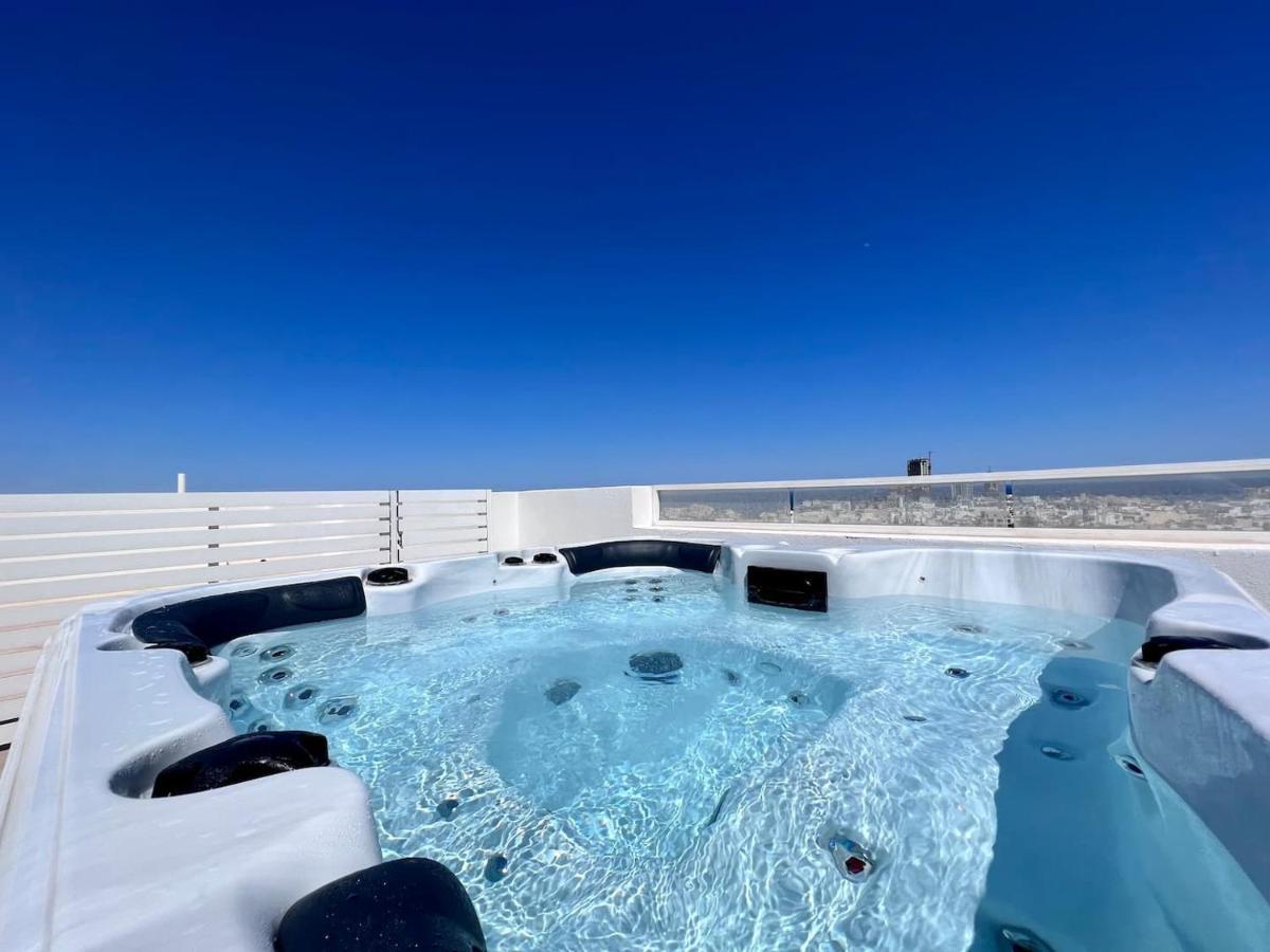 Unique Penthouse With Private Heated Jacuzzi, Close To Restaurants And Night Life Is-Swieqi