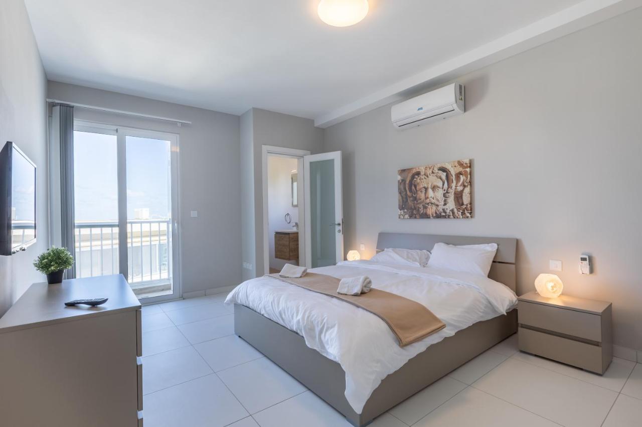Apartment Unique Penthouse With Private Heated Jacuzzi, Close To Restaurants And Night Life