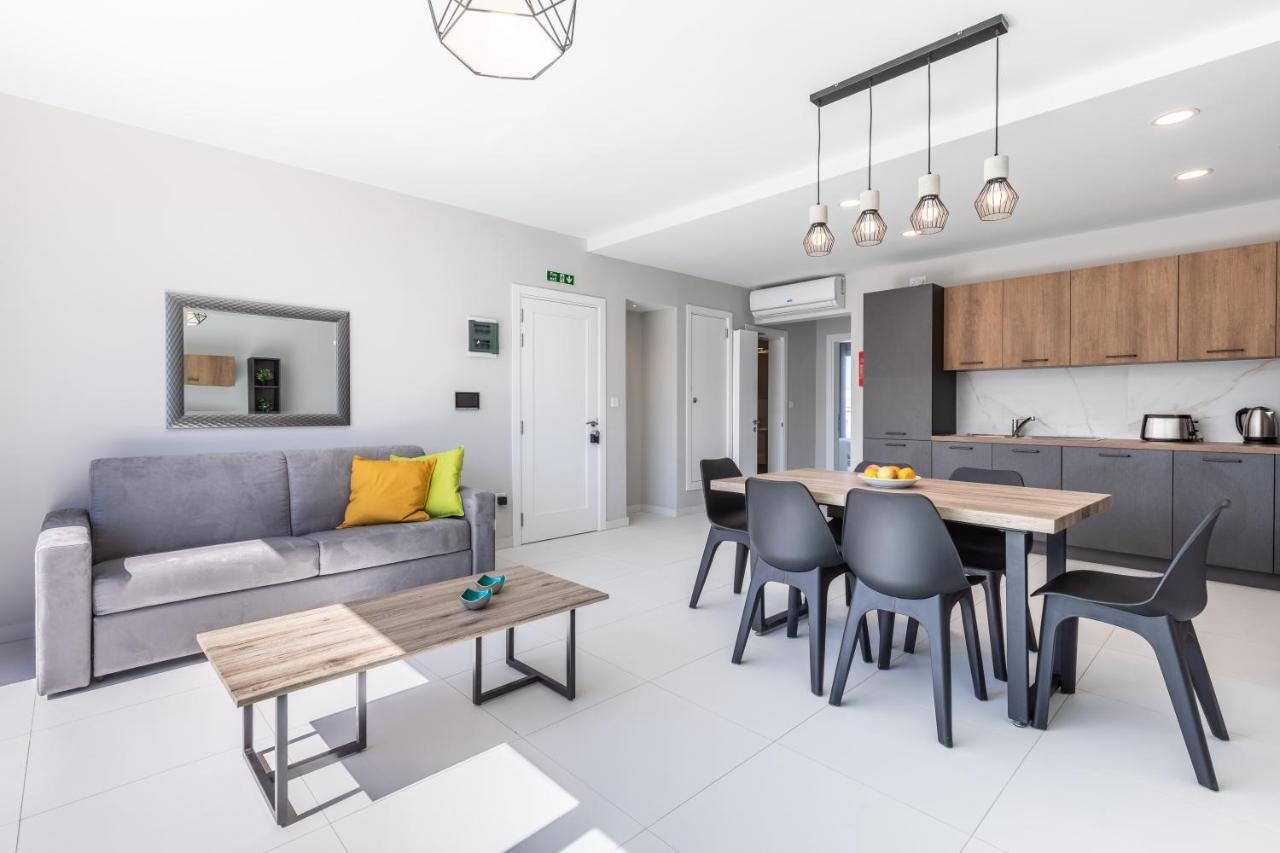 Unique Penthouse With Private Heated Jacuzzi, Close To Restaurants And Night Life Apartment *