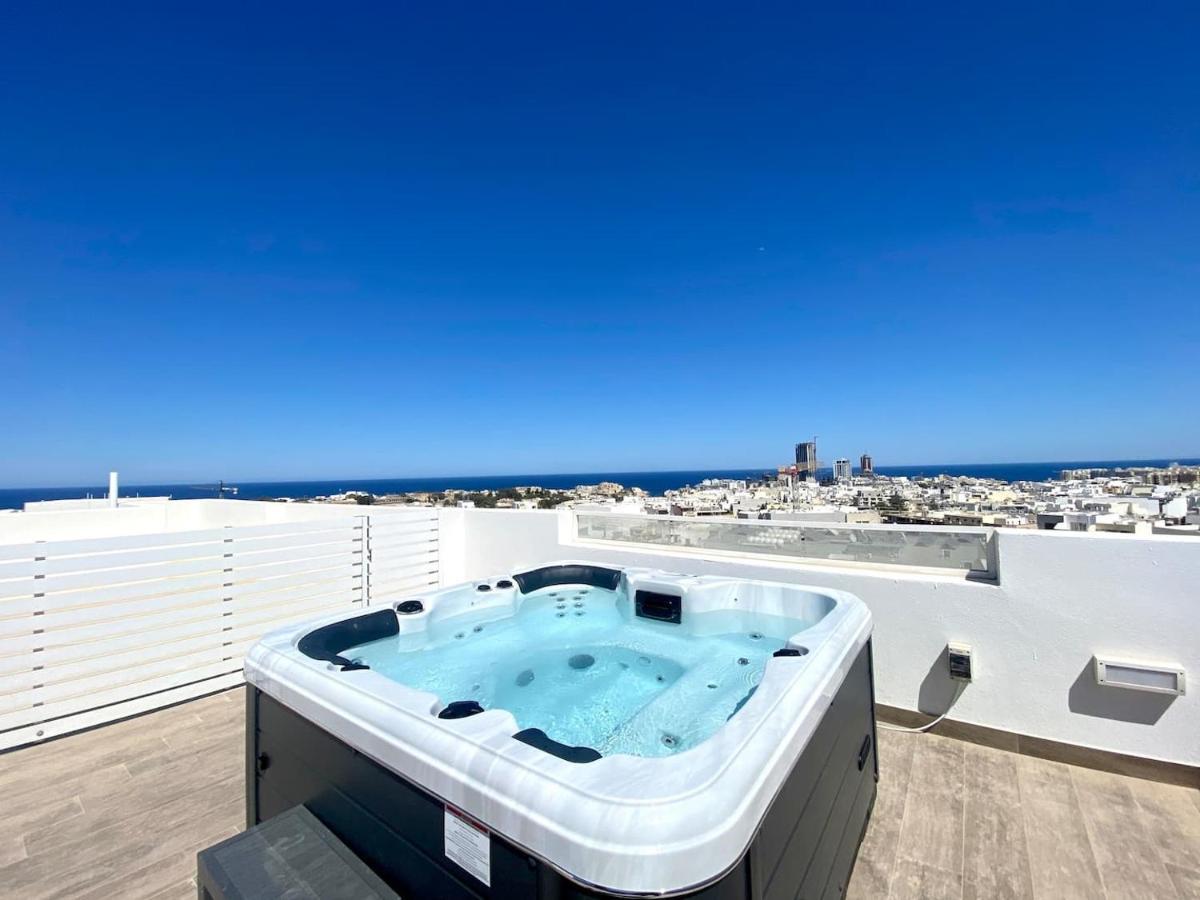 Unique Penthouse With Private Heated Jacuzzi, Close To Restaurants And Night Life