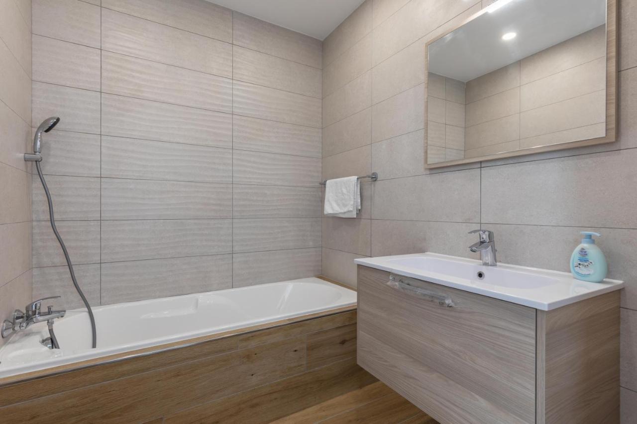 Apartment Unique Penthouse With Private Heated Jacuzzi, Close To Restaurants And Night Life