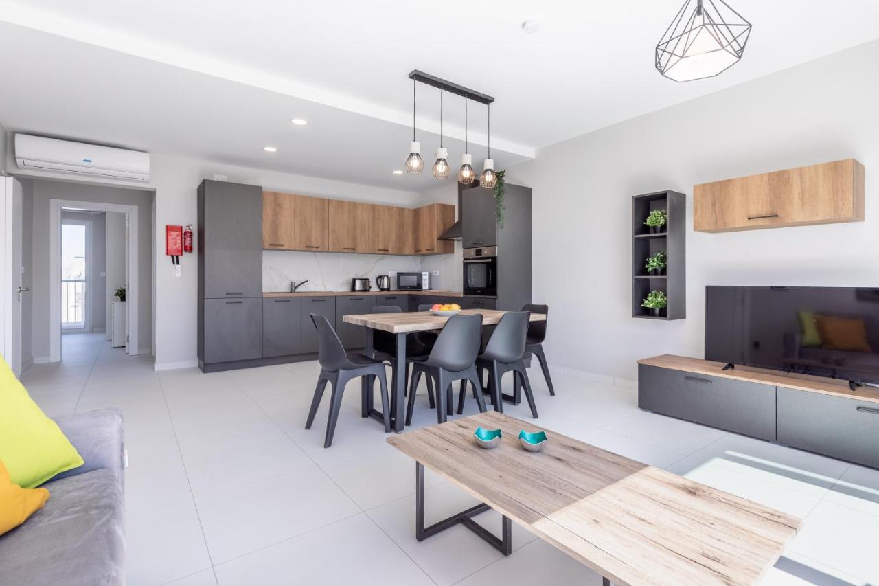 Unique Penthouse With Private Heated Jacuzzi, Close To Restaurants And Night Life Is-Swieqi